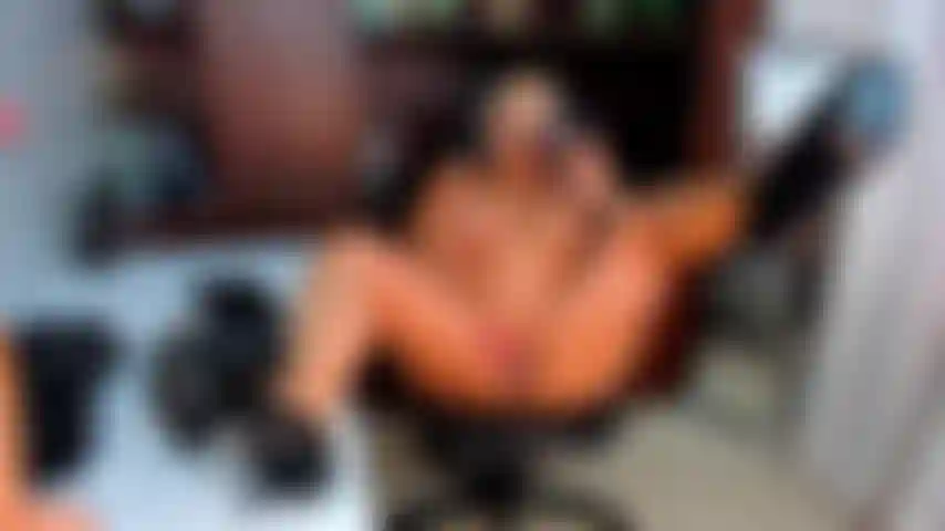 Boss s'échauffe au bureau et baise sa chatte mature avec son gode.