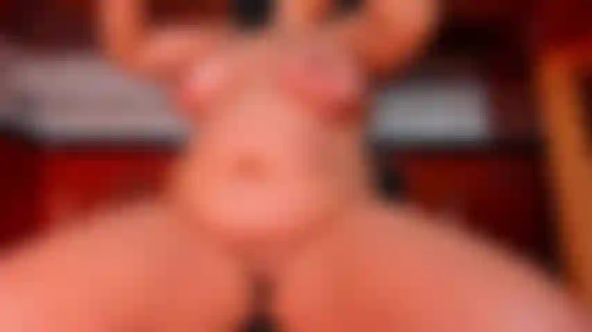 Cook se fait baiser dans la cuisine jusqu'à ce qu'elle gicle.