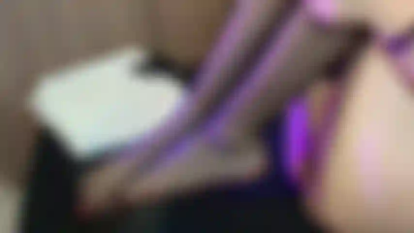 Sois une esclave à mes pieds, on dirait que je joue avec eux.