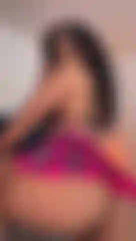 Enlève lentement ma jupe avec ta bouche et profite de chaque parcelle de moi 🥵.