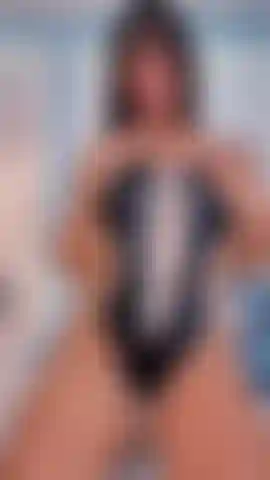 Votre femme de chambre sexy et chaude, est prête à jouer.