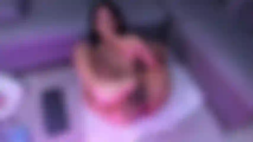 Pendant que je joue avec ma chatte, je rendrai ta bite si dure que tu n'auras plus qu'à me baiser fort !
