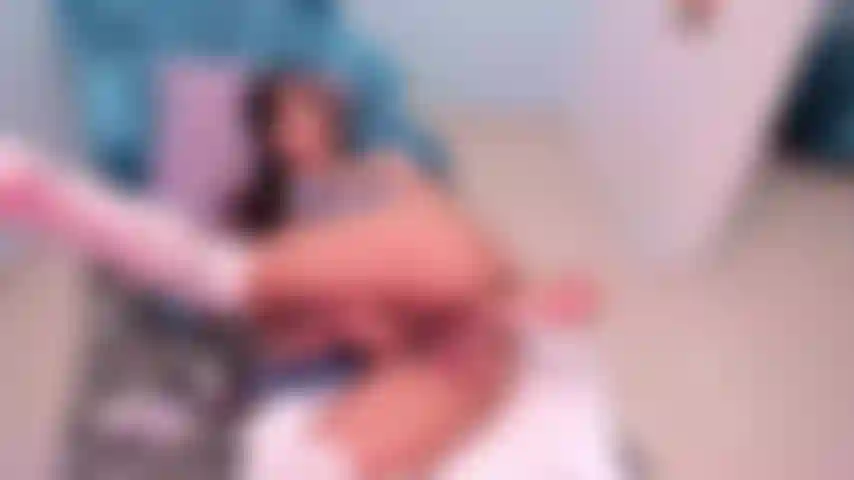 Une étudiante très coquine, j'aime cette punition mmm.