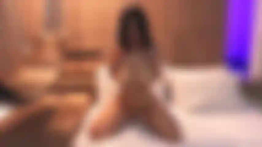 Les seins rebondissent.