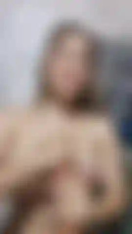 Je suce ta bite et la fais glisser sur mes seins.