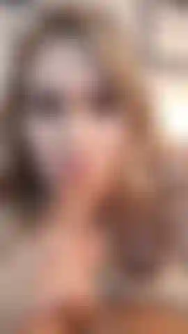 Je suce ta bite profondément.