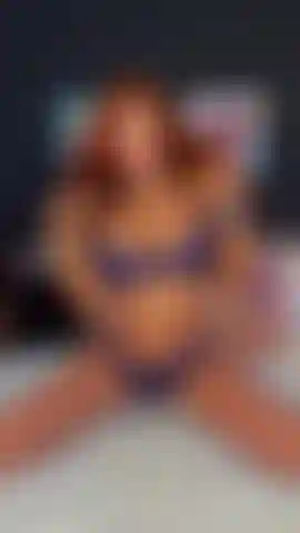 Une milf aux gros seins chevauche une bite noire de 25 cm après la fin du streaming.