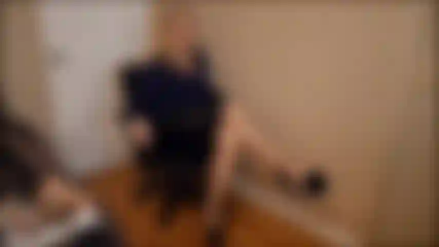 Secrétaire en bas couture, tous mes godes alignés sur le lit. Une énorme bite me baise pour mes filles... Léchage de lèvres, propos cochons, salope excitée, pénétration extrême, véritable orgasme. Bwc. Bbc. Bad dragon.