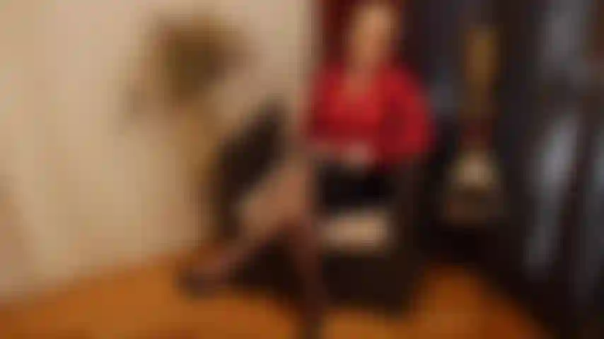 J'ai besoin de trouver un moyen de me connecter avec mon élève et de lui demander s'il a des passions. Il admet qu'il est fasciné par les femmes plus âgées et la pensée de l'imprégnation. Je le baise et lui dis de me donner un bébé.