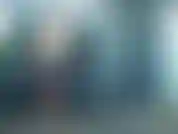 J'adore être coquine dehors. Un haut de bikini et un short en jean devant ma maison, je me déshabille et me baise avec un énorme gode. La voiture rentre à la maison de l'autre côté de la rue, vous entendez la musique et la porte de la voiture se fermer.