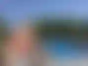 Je m'allonge au bord de la piscine et je suis tellement excitée en sentant le soleil et le vent que je sors mes seins et joue avec eux. Je me doigte alors jusqu'à un orgasme chaud très rapide. Toujours aussi perverse d'être dehors.