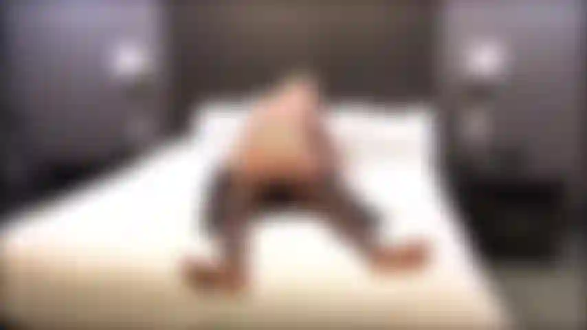 Attrape la belle-mère en train d'enregistrer une vidéo avec son petit ami noir qui a une énorme bite de porno et elle te laisse regarder et te cocu.