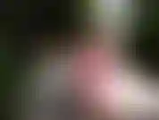 Viens chez moi en répondant à l'annonce : une voiture à vendre t'attend sur le dessus de la voiture en bikini, je suis excitée et toi aussi. Déshabille-toi, baise-moi en voiture. J'entends des voisins très proches jouer au badminton dans la cour.