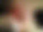 Dans mon siège montrant mes seins dans l'avion, je deviens nerveuse et tellement excitée. Tirant mon haut et jouant avec mes mamelons, je vais ensuite dans la salle de bain et fais jouir ma chatte. Des gémissements et des mésanges jouent un énorme orgasme.