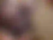 Un body en résille, des talons aiguilles et un énorme gode à queue de cheval. Je suis une telle reine de taille et j'aime adorer cette grosse bite. Je suce et je baise, je gémis, je baise des visages, je m'amuse à battre la chatte.