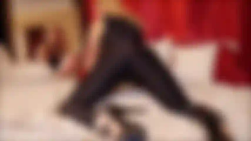 Je suis sur le lit devant un miroir dans mon body complet en spandex et je te taquine sous plusieurs angles. Taquine le cul et les seins ... Tellement excitée que je prends un oreiller et que je le baise. Tirez les seins, les mamelons durs... Jouissez pour moi.