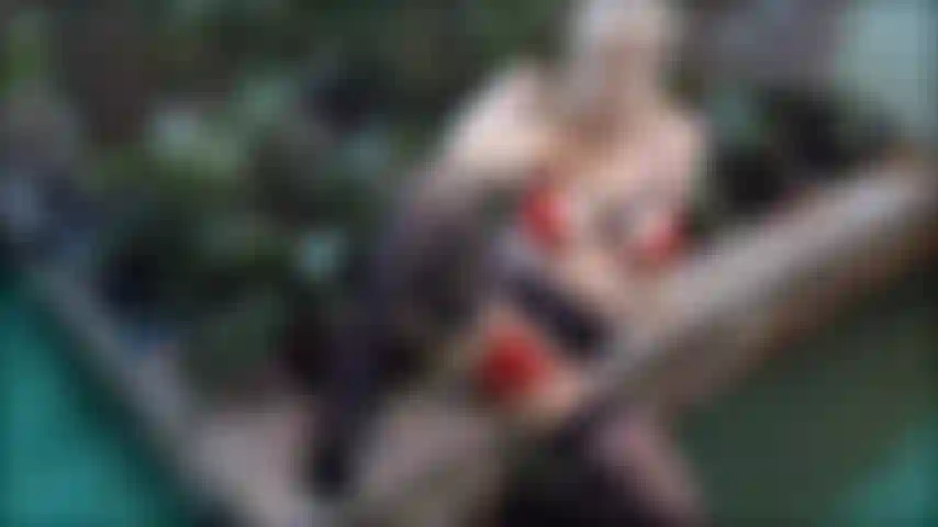 Mon mari est sorti, j'ai un nouveau gode ... 9 Pouces de large. Même pas sûre de pouvoir la baiser. Je suis tellement excitée que je me baise sur une jardinière en pierre. Je baise cette bite massive si dure et profonde qu'elle me donne un orgasme hurlant.