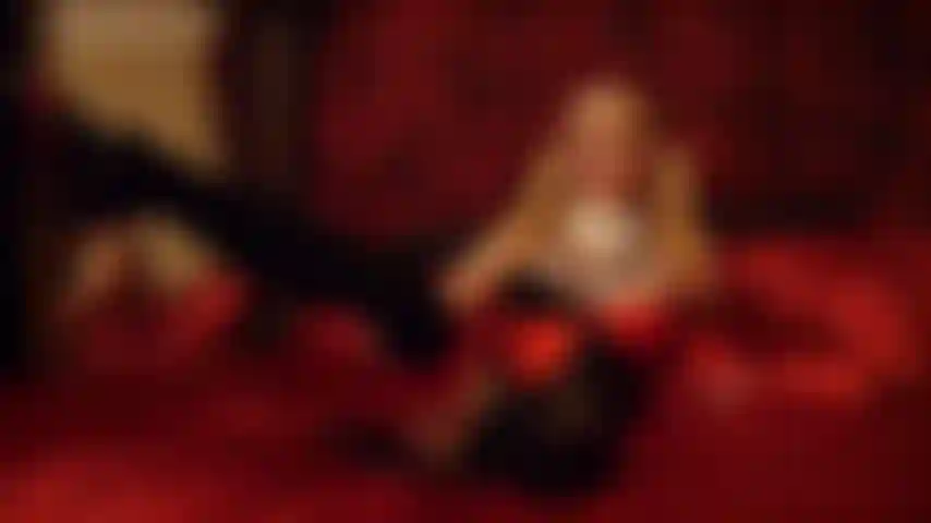 Harley est excitée et coquine. Des jarretières et des bas et des talons aiguilles taquinant une grosse bite blanche. Je te dis comment la caresser pendant qu'elle suce et baise. Une ambiance interactive zapping creampie cum, sizequeen.