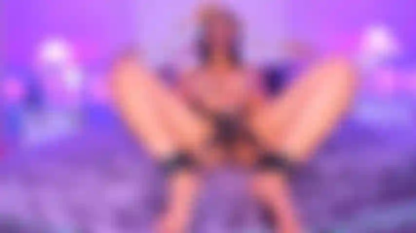 Votre petite soumise à vos ordres.