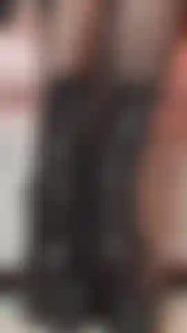 Prêtez attention à chaque craquement. Le son du matériau qui épouse mes jambes à chaque pas est tout simplement hypnotique. Une expérience immersive où le contact et la friction disent tout.