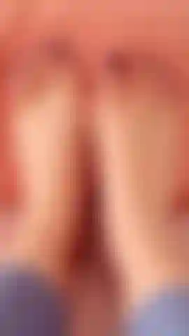 Regarde comment mes doigts bougent... Tu sens le frisson rien qu'en les regardant ? Imagine ce qu'ils te feraient ressentir.