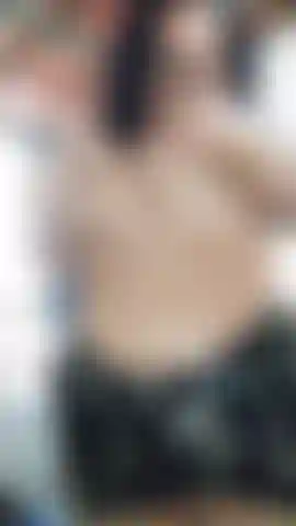 Gémissant et jouissant avec une bonne masturbation.