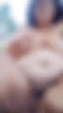 Je gicle près de la route avec des camionneurs qui passent.