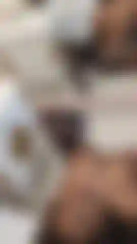 Je bois et lèche chaque goutte de ton sperme dans ma bouche.