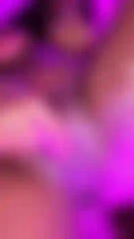 Regarde ma chatte gémir de plaisir.