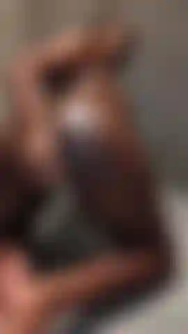 Je baise à quatre sous la douche.