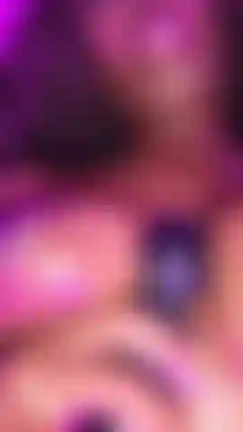 Je joue avec mes seins et mon domi.