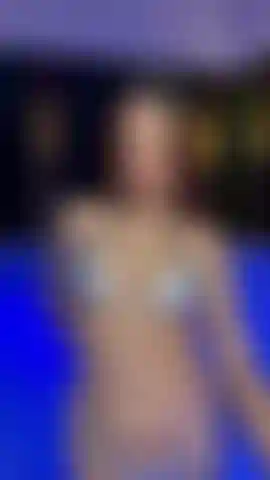 Me faire baiser la gorge dans la piscine jusqu'à en pleurer. Débloque la vidéo complète et regarde-moi tout avaler.