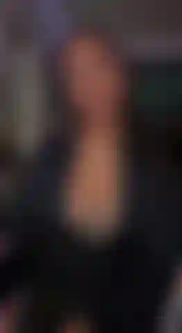 Culte des pieds en sueur après la salle de sport... Tu sais que j'adore quand tu rentres du travail tôt... Surtout quand je suis encore toute chaude après la salle. Pov : tu es à genoux devant moi pendant que tu supplies d'être taquiné par mes pieds chauds et en sueur. C'est proche. C'est détaillé. C'est exactement ton fantasme. Déverrouille-le maintenant et reviens me dire à quel point tu en avais besoin.