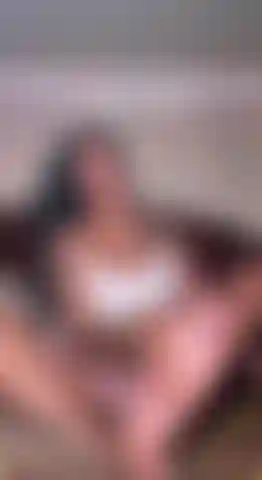 Mes pieds secs ont besoin d'une attention particulière - huile & crispationsmes pieds étaient secs, négligés, et réclamaient de l'attention… alors je la leur ai donnée.C'est une séance complète de plus de 7 minutes commençant avec des plantes de pieds sèches, puis les couvrant lentement d'huile pendant que je fléchis, crispe et te taquine tout au long de la vidéo. Beaucoup de mouvements lents des pieds, des plantes brillantes, et des paroles coquines axées sur combien mes pieds méritent d'attention.Pas de précipitation. Juste du taquinage de pieds pur et délibéré.