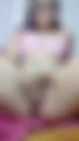 Une latina doigte rapidement sa chatte poilue et doigte son cul en même temps.