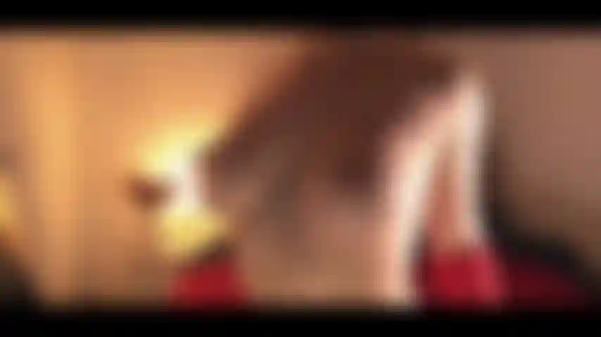 Enfin là… mes seins doux et naturels complètement nus pour toi. Dans cette vidéo je prends mon temps pour les montrer — vues lentes et en gros plan de mes seins nus sous tous les angles. Peau douce, forme naturelle, sans filtres, juste du pur teasing. Je joue avec eux, je les serre, et je t'offre de longs regards attardés pendant qu'ils sont complètement exposés. Parfait si tu aimes les seins naturels, le teasing lent, et cette sensation intime de « juste pour toi ».