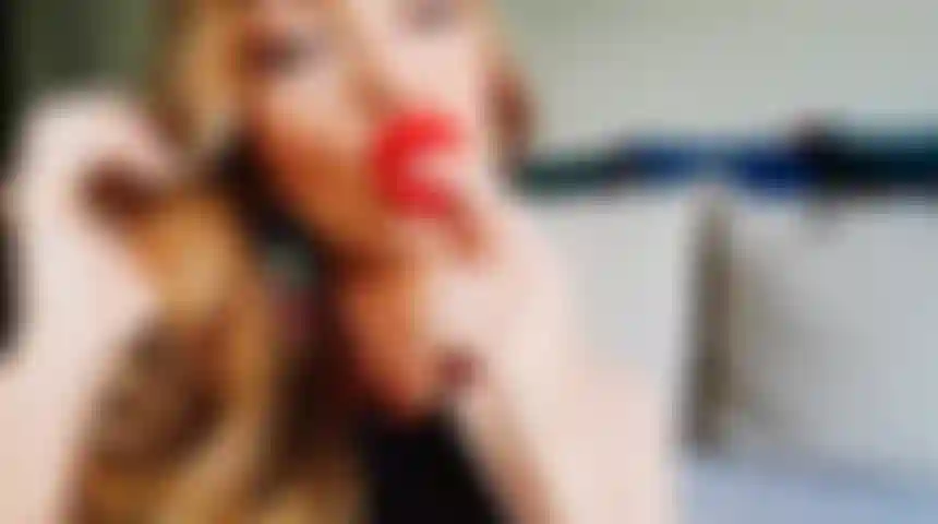 Gili sky - lèvres rouges, dentelle noire.