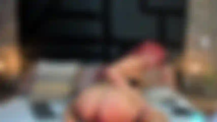 Regarde mon cul prendre le contrôle et rebondir comme un fou.