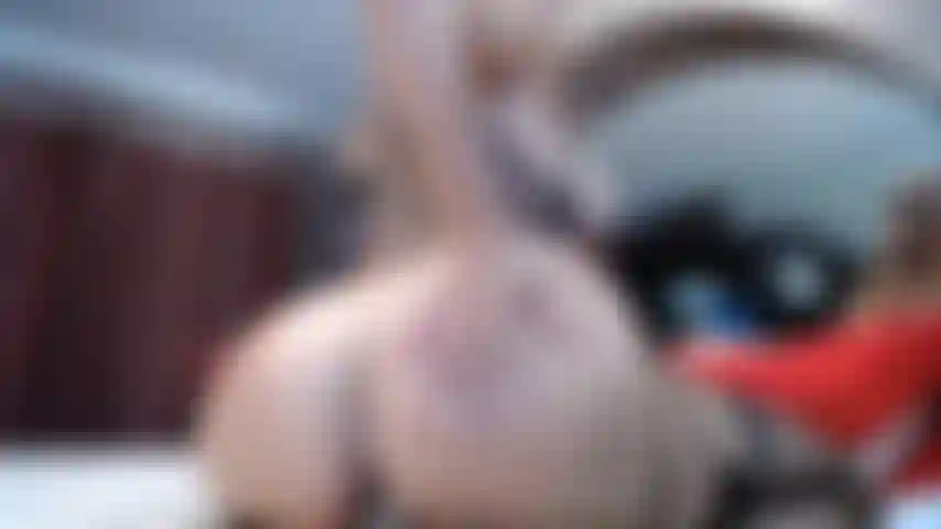 Ass to cam avec un gode.