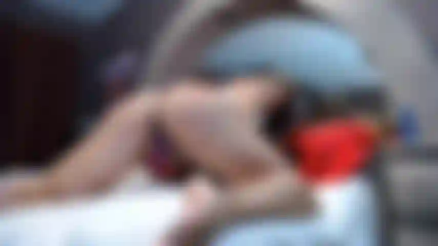 Ass joue en solo avec un jouet.