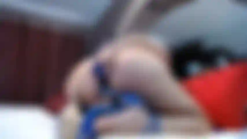 Double pénétration avec des jouets.