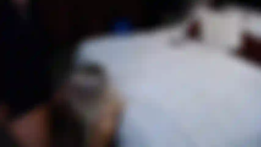 Jenny taylor en train de sucer la bite de bo blake dans un spectacle à trois.