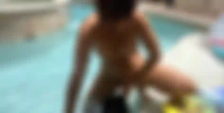 Je me baise dans la piscine sur une étagère.