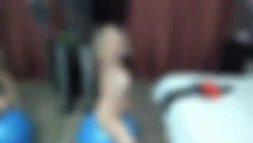 Je fais rebondir un gros cul sur un ballon d'entraînement.