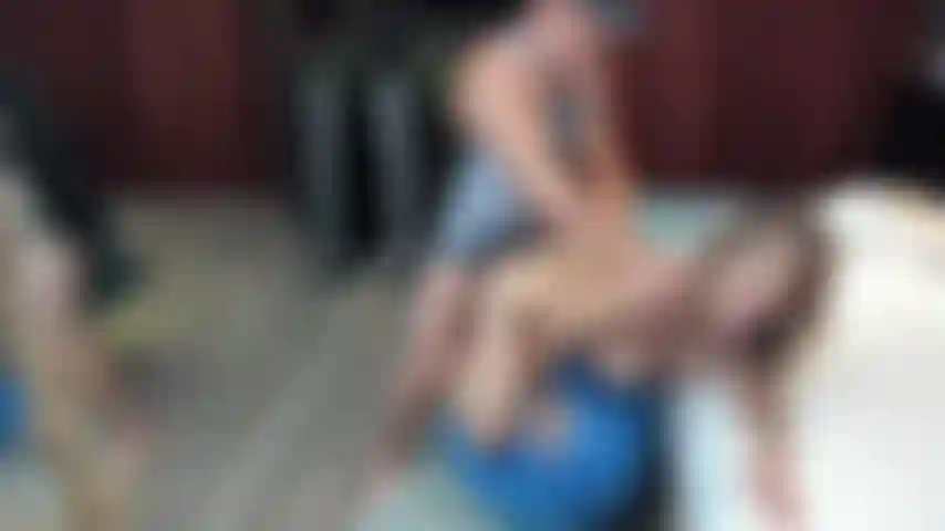 Je me fais claquer sur un ballon d'entraînement ! En levrette ! Tout en regardant la bite sur cam2cam !