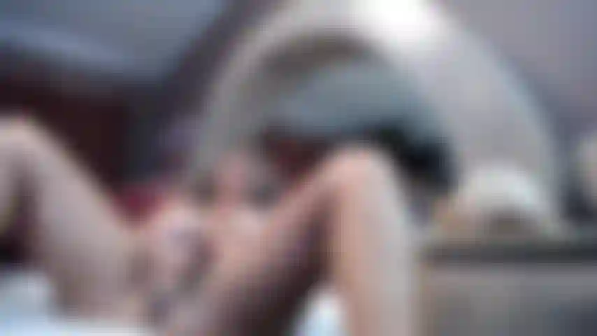 Long clip vidéo les pieds en l'air martelant la chatte avec un beau gros jouet!