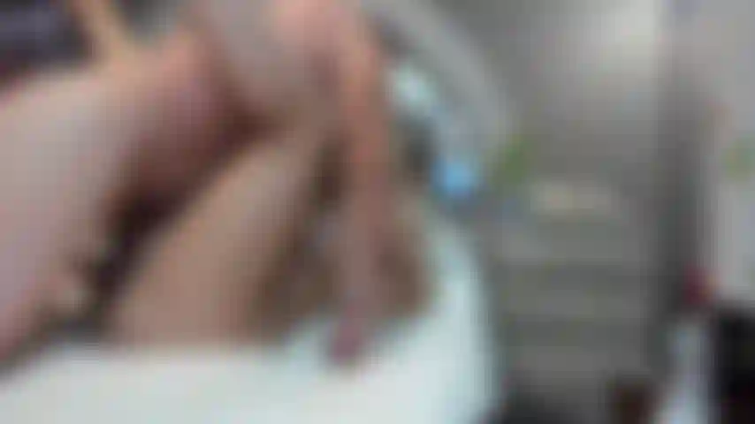 Sexe qui étire la chatte avec une éjaculation sur toute la chatte et le ventre.