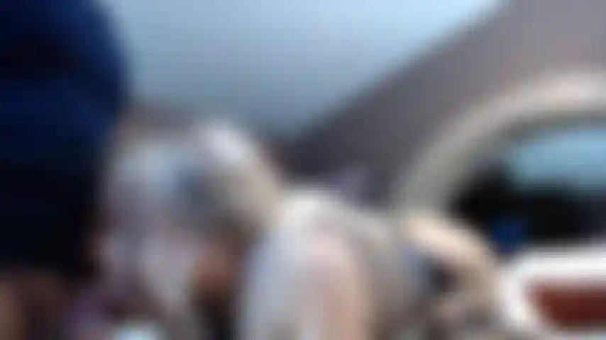 Jennytaylor suce la bite de bo blake en trio.