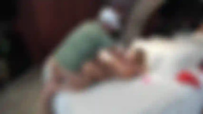 Position missionnaire sexe avec éjaculation sur le ventre.