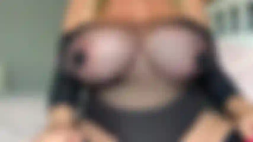 Aux gros seins qui rebondissent.